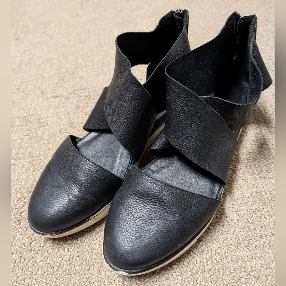 Eileen Fisher Sport Black Leather Sandal Flats Sz 8.5 Strappy Comfy Stretch Chic